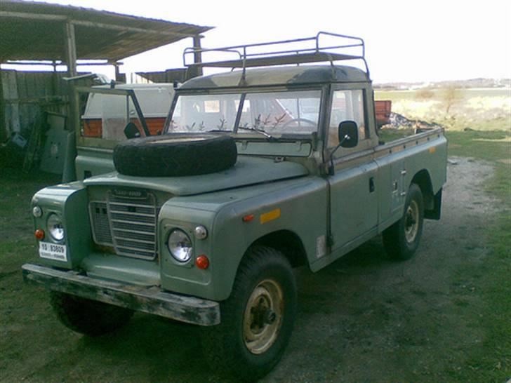 Land Rover 109" Series III - Fik også en militag bagagebærer med til truckcappen..  Her prøveplader på lige før syn billede 2