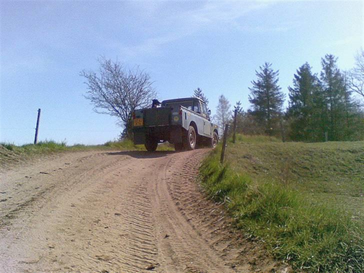 Land Rover 109" Series III - Ud i det blå med hunden på laddet.. Min første Land Rover er kørende og på plader.. fantastisk! billede 3