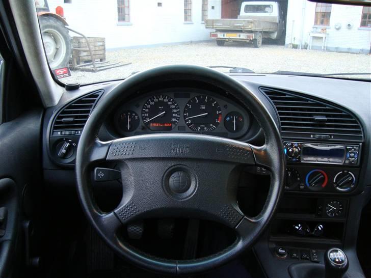 BMW E36 320I - Cockpittet i sådan en dejlig maskine UP-front billede 4