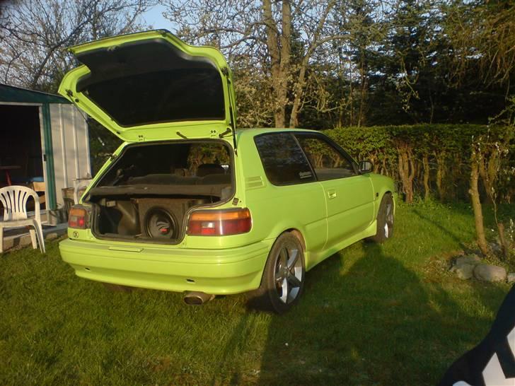 Toyota corolla Gsi  - igen i nillers have. hov der er vist en sub bag i hende :-) billede 17