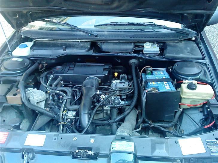 Peugeot 405 Style (*Solgt*) - Motorn :) 260.000 km... skulle man ikke tro :) billede 2
