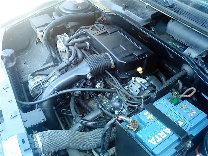 Peugeot 405 Style (*Solgt*) - Motorn :) 260.000 km... skulle man ikke tro :) billede 4