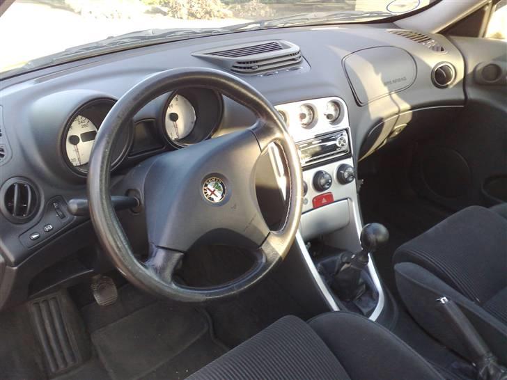 Alfa Romeo 156 2.5 V6  - Læder rat og sølv malet midter konsol billede 3