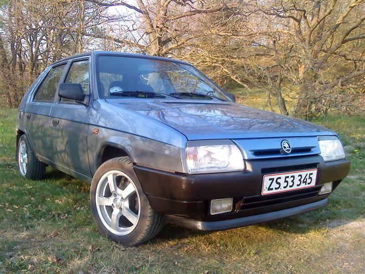 Skoda Favorit 136 Comfortline - Det pynter altid med pæne alufælge  og frisk folie  billede 1