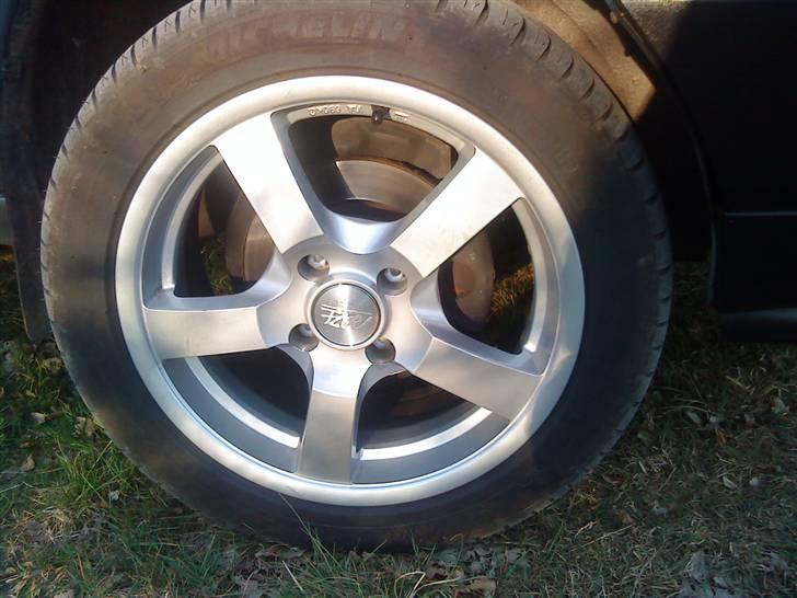 Skoda Favorit 136 Comfortline - Her er alu hjulene - de passer godt til bilen billede 7