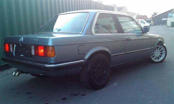 BMW E30 318i Turbo !!SOLGT!! - Sænket meget foran men tror den skal havde en smule mere bag!! hehe 30/04-2009 billede 9