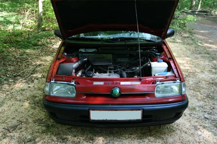 Skoda Felicia 1.3 LXi [SOLGT] - Så er motorrumet grundvasket, nu skal detaljerne bare smukkeseres. billede 7