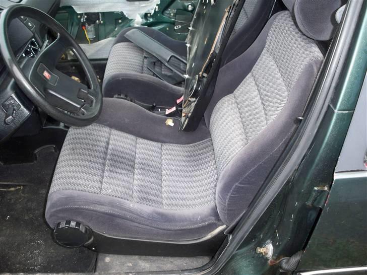 Citroën BX XB GTI  SOLGT - lige ved at skifte højre forrude.  og man sidder faktisk meget godt i de sæder billede 7