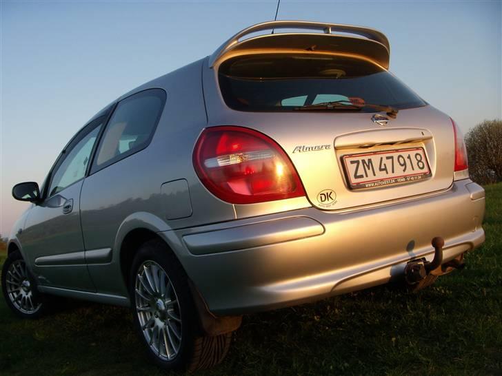 Nissan Almera 1,8 Sport SOLGT - Nissen nyder aftensolen :o) billede 1