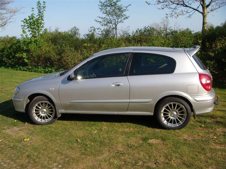 Nissan Almera 1,8 Sport SOLGT - Jeg ved det godt - den mangler lige at blive sænket. billede 2