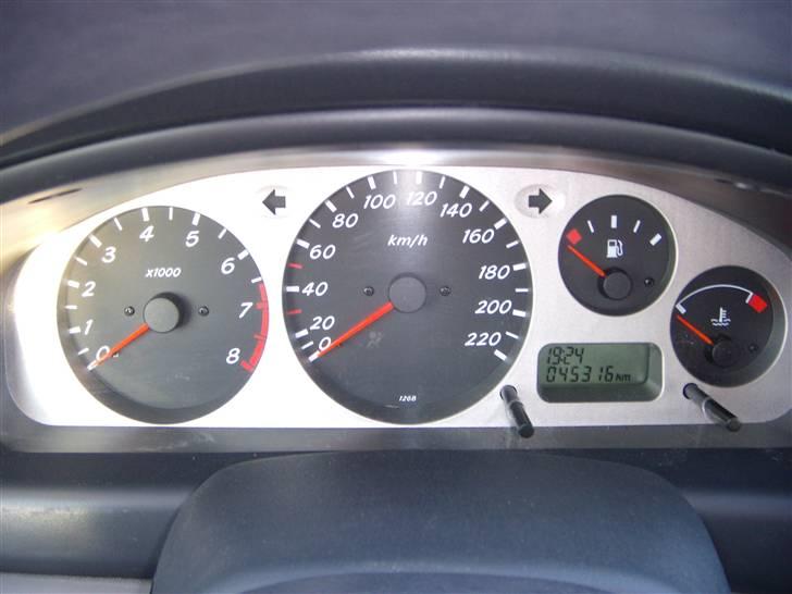 Nissan Almera 1,8 Sport SOLGT billede 6