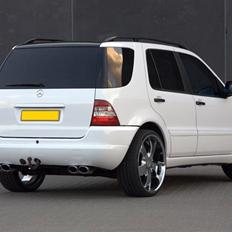 Mercedes Benz ML 320 "Gangsta"
