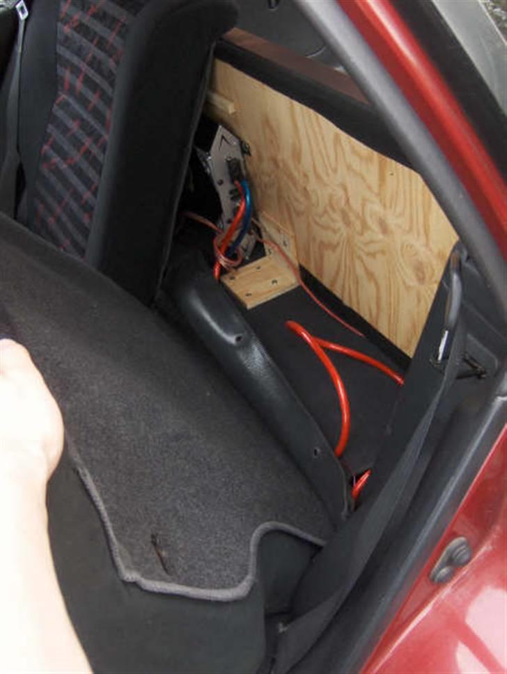 Toyota Corolla 1,3 I STW [SOLGT] - Forstærker monteret bag bagsædet så den er gemt.. billede 13