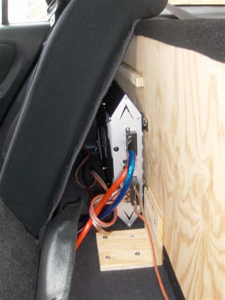 Toyota Corolla 1,3 I STW [SOLGT] - Forstærker monteret bag bagsædet så den er gemt.. billede 14