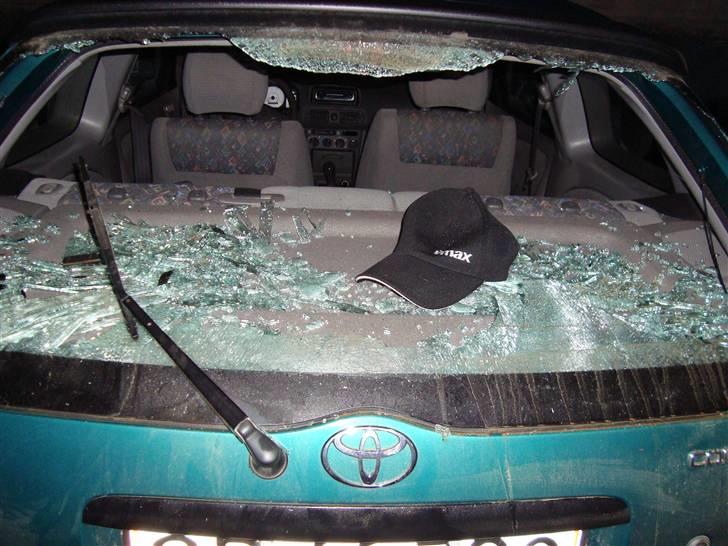 Toyota Corolla E11 - Sådan så det ud efter at en eller anden idiot havde smadret min bagrude i hammel billede 12