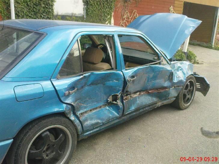 Mercedes Benz 250D 124 *RIP* - Den kunne ikke holde til at en ikk ku overholde vigepligt billede 10