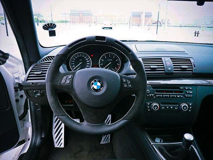 BMW 135i Coupe (solgt) - BMW Performance Steering Wheel og carbon paneler billede 2
