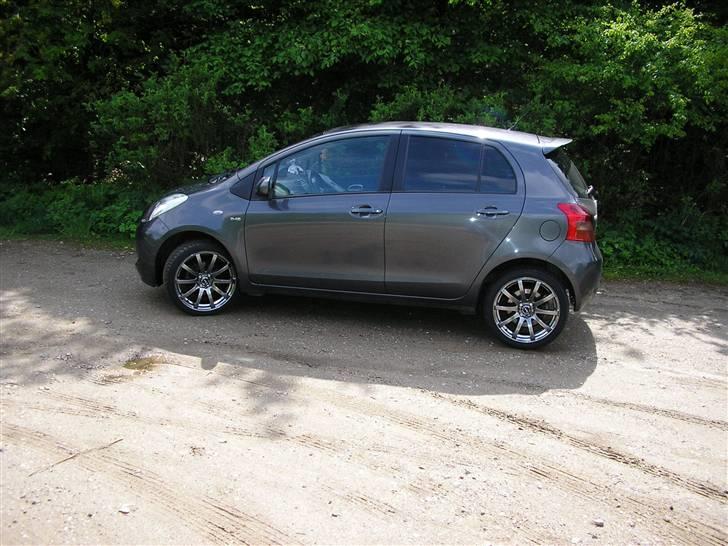 Toyota Yaris Luna Sport - Solgt - Billed m de nye 17" alu billede 1
