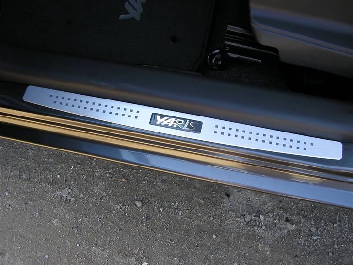 Toyota Yaris Luna Sport - Solgt - Alutrinlister billede 12