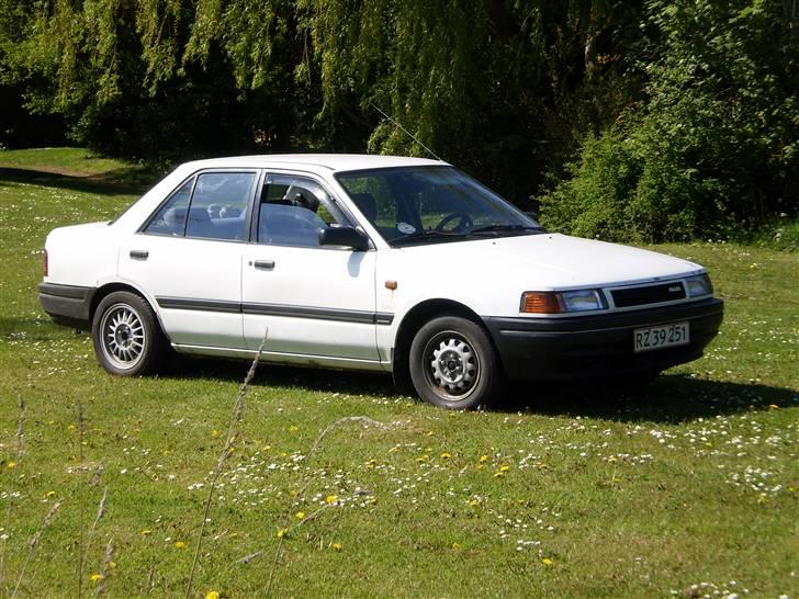 Mazda 323 sedan 1.3 16v solgt billede 3