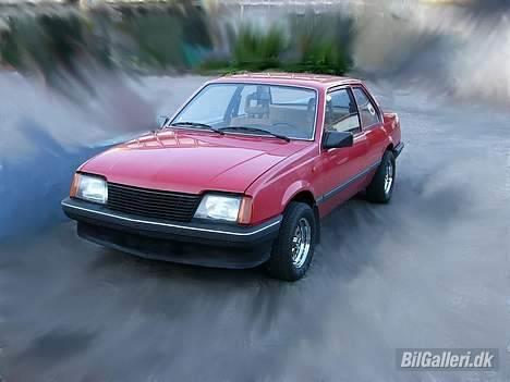 Opel Ascona C (SOLGT) - REDIGERET. men kan godt lide at der ikk længere er dørhåndtag, antenne, nummerplade,opel mærke osv osv..  det ska laves en dag!! billede 8