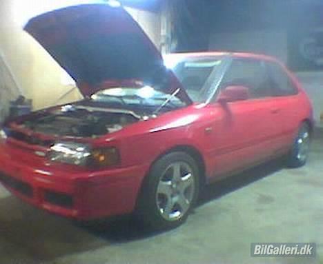 Mazda 323 1,8 GT TURBO - Her er den så uden noget på, den var lige færdig til syn... billede 2