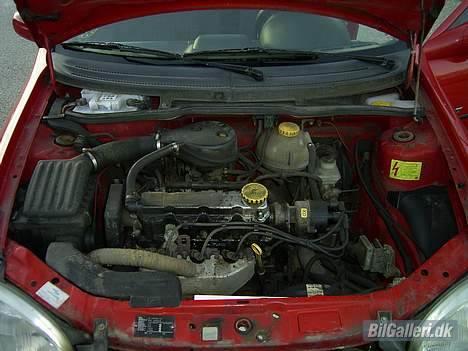 Opel Corsa B Sport (Projekt) - Motor rum inden ;-( billede 5