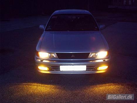 Mitsubishi Galant 2.0i LE - SOLGT!!! - Taget lige efter solnedgang for at bringe fokus på lygterne billede 1