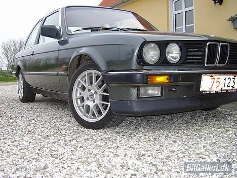 BMW 320i E30 >solgt< - så blev den senket bag i  billede 1