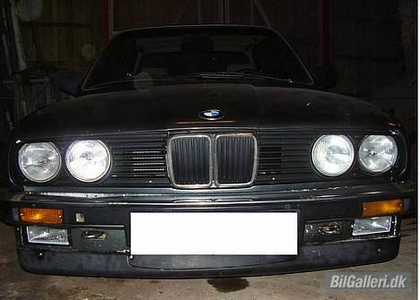 BMW 320i E30 >solgt< - pudset frontgitter billede 4