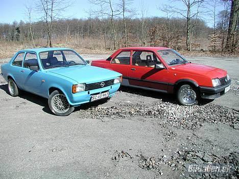 Opel Kadett C - Totalskadet - Brian N og jeg.. Regner med at lave et billed hvor alle vennerne er på :) billede 3