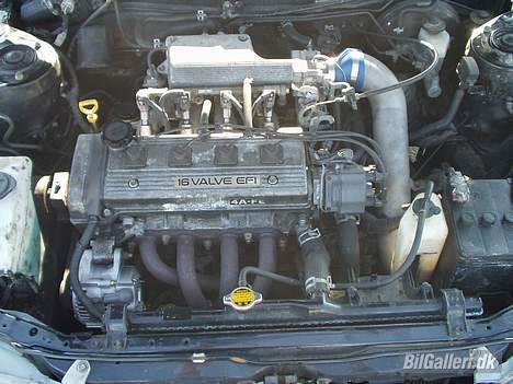 Toyota Corolla GSI - SOLGT - det er altså ikke en turbo men rør til min luftfilter som sider lige bag køleren billede 4
