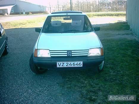 Peugeot 205 XR - Pandekagen med frækt lys i forlygterne billede 4
