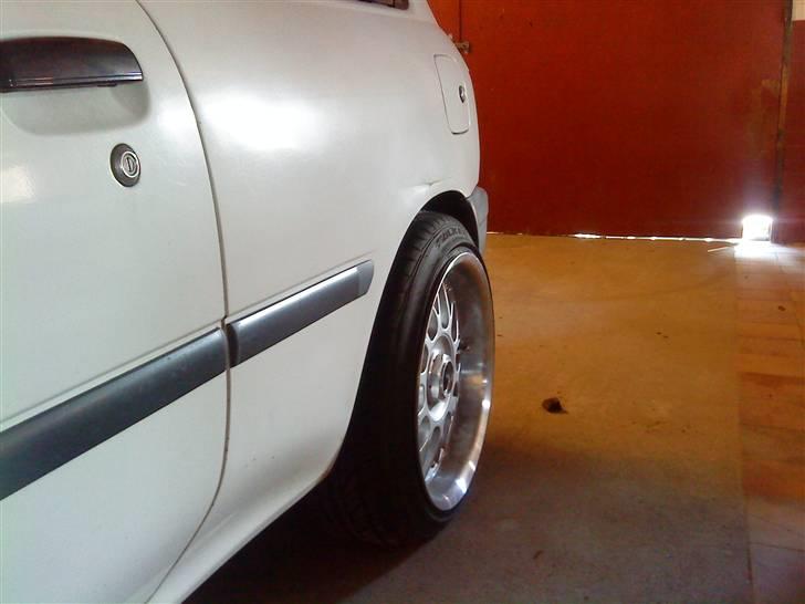 Toyota Starlet Turbo - prøvede lige med en kammerats tyskerfælge, ser rimelig ondt ud.  billede 5