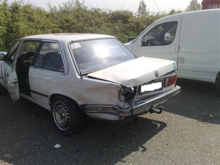 BMW e30 330i  - jaa.. sådan kan det gå :) men alle jublede og klappede :D fordi de synes at det var flot gjort :/ billede 14