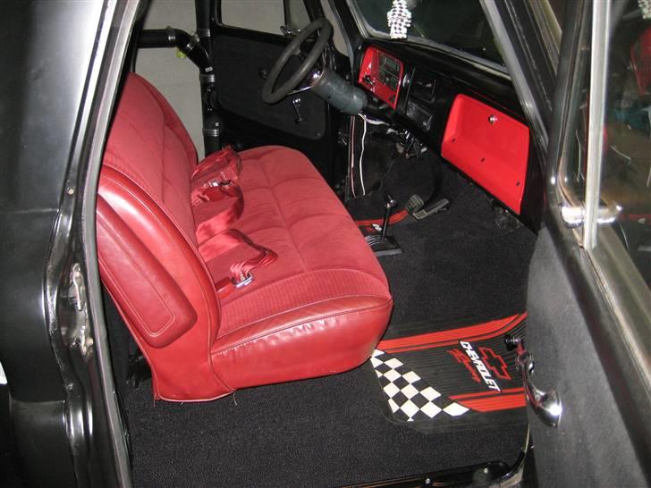 Chevrolet C10 Stepside, shortbed - Kabine er slebet ned, primet, malet og har fået lydisolering i hele bunden, nye tæpper osv..... billede 1