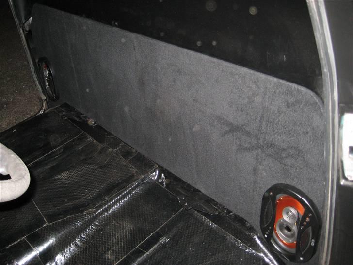 Chevrolet C10 Stepside, shortbed - Her sad tanken før, den måtte ud, lugtede fælt og virker ikk så sikkert .... ? ;o) så der blev straks bygget højtallere i i stedet.... ! billede 2