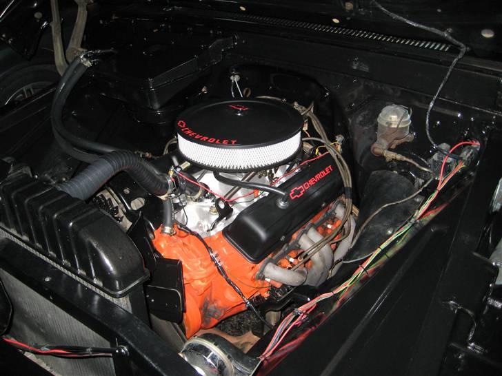 Chevrolet C10 Stepside, shortbed - Motor har oz fået den store tur,Hedders, indsug,karburator, tænding,ventiler,dækslerluftfilter, vacum slanger, kølerslanger osv...Endelig nymalet.. billede 3