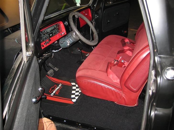 Chevrolet C10 Stepside, shortbed - kabine fra fører side, instrumentet er slebet og lakeret ferrari rød.... ratstamme osv malet med sort hammerlak, samt hele bunden af kabinen... billede 4
