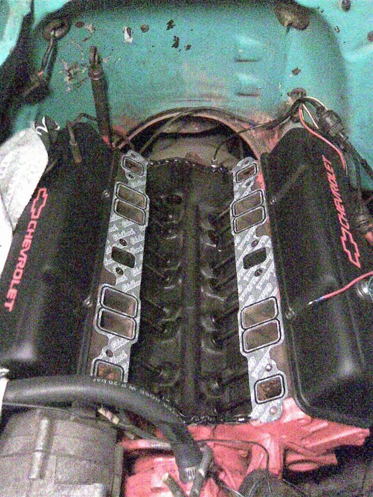 Chevrolet C10 Stepside, shortbed - Her er indsuget så taget af og slebet klar og pakninger sat på ... klar til mont af Edelbrock... JA Tak... ;o) billede 5