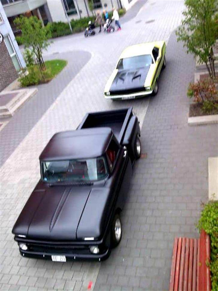 Chevrolet C10 Stepside, shortbed - Her er hun så med sin bror i lidt anden profil.... ;o) billede 12