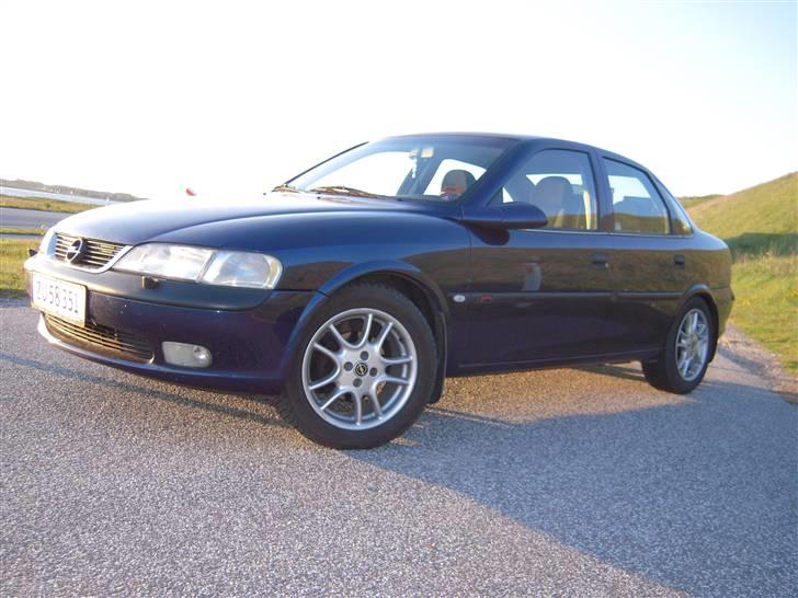 Opel vectra B   Totalskadet billede 4