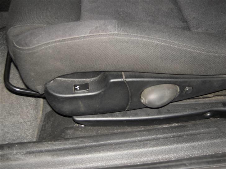 Opel vectra B   Totalskadet - Der ses " pumpen " til læn og kontakten til at hæve og sænke sædet . billede 5