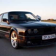 BMW E30 320i