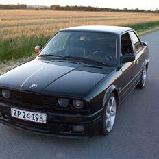 BMW E30 320i