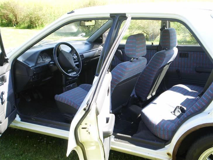 Mazda 323 sedan 1.3 16v solgt billede 8
