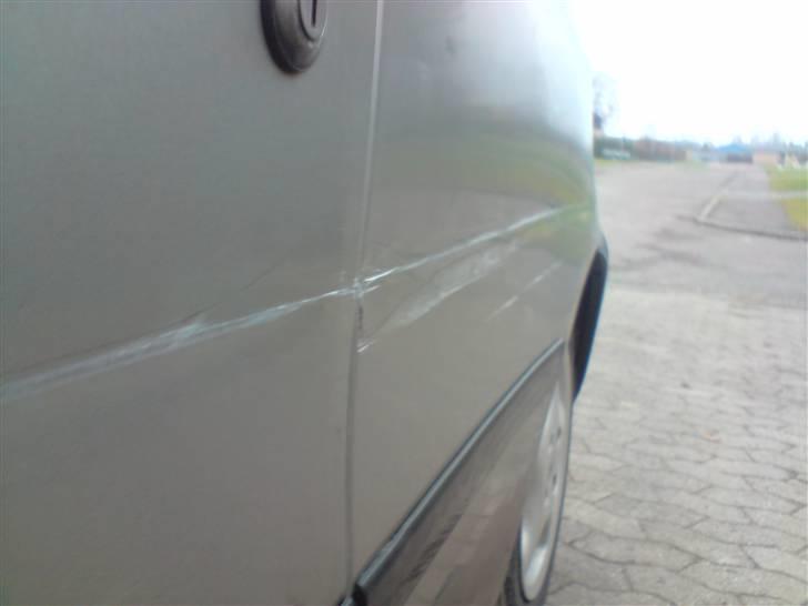 Fiat Punto 1,2 8v - Lige en der mente han skulle tage hele venstre side på bilen og stikke af! Spasser!! billede 16