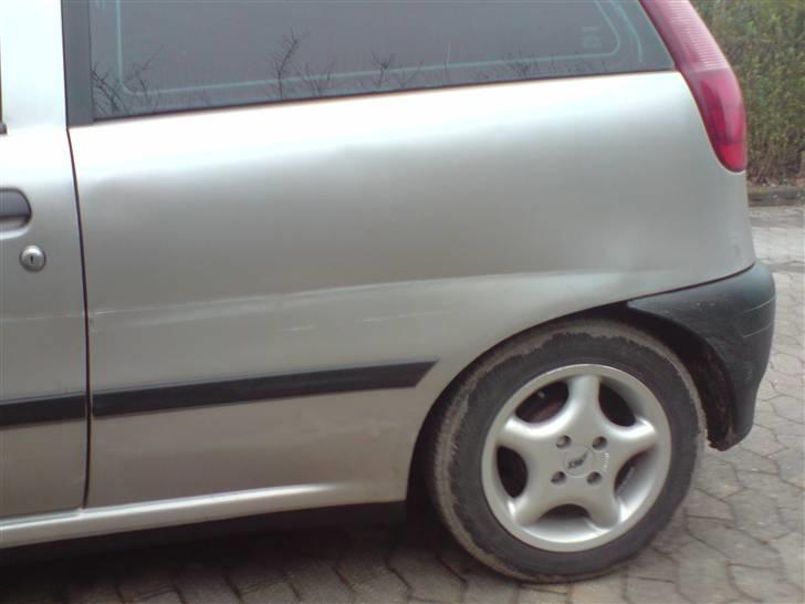 Fiat Punto 1,2 8v - Lige en der mente han skulle tage hele venstre side på bilen og stikke af! Spasser!! billede 17