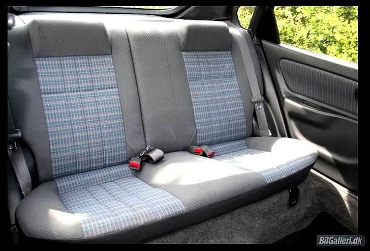 Toyota Corolla Liftback / LB XLi - Billede af mit ret så velholdte bagsædet, med dejligt morfar stof indtræk. billede 17