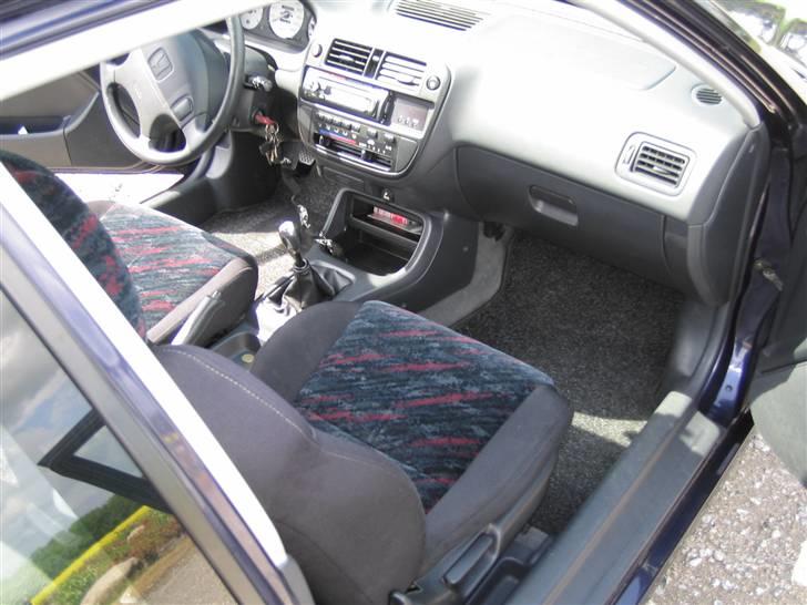 Honda Civic 1,5 Vtec (solgt) - Den lækre Vti kabine, der sidder man godt. billede 6